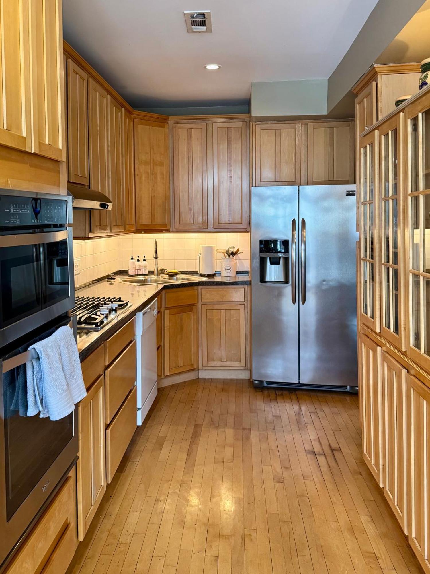 3 Bedroom Spacious Home In Ideal Location W Free Parking Back Yard Pets Welcome Chicago Esterno foto