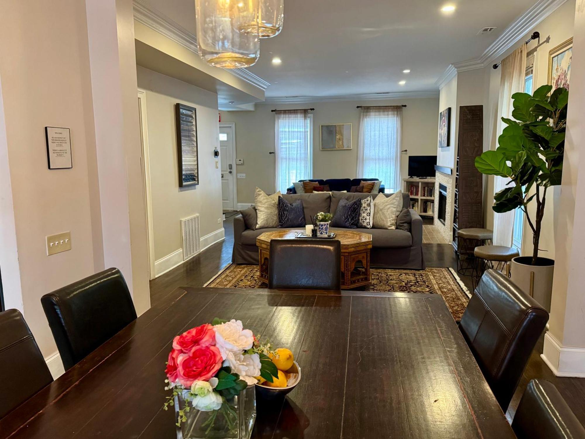 3 Bedroom Spacious Home In Ideal Location W Free Parking Back Yard Pets Welcome Chicago Esterno foto