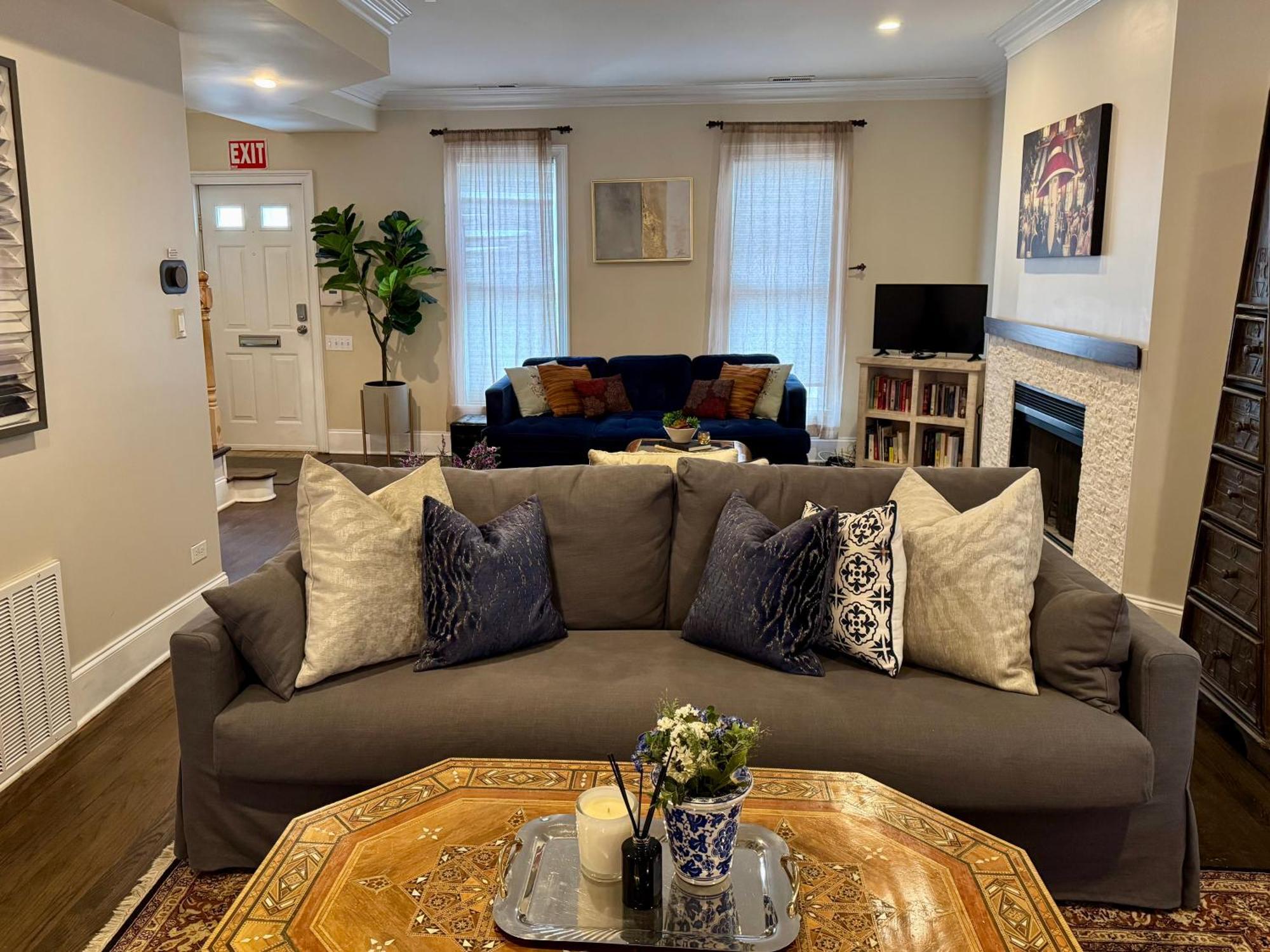 3 Bedroom Spacious Home In Ideal Location W Free Parking Back Yard Pets Welcome Chicago Esterno foto