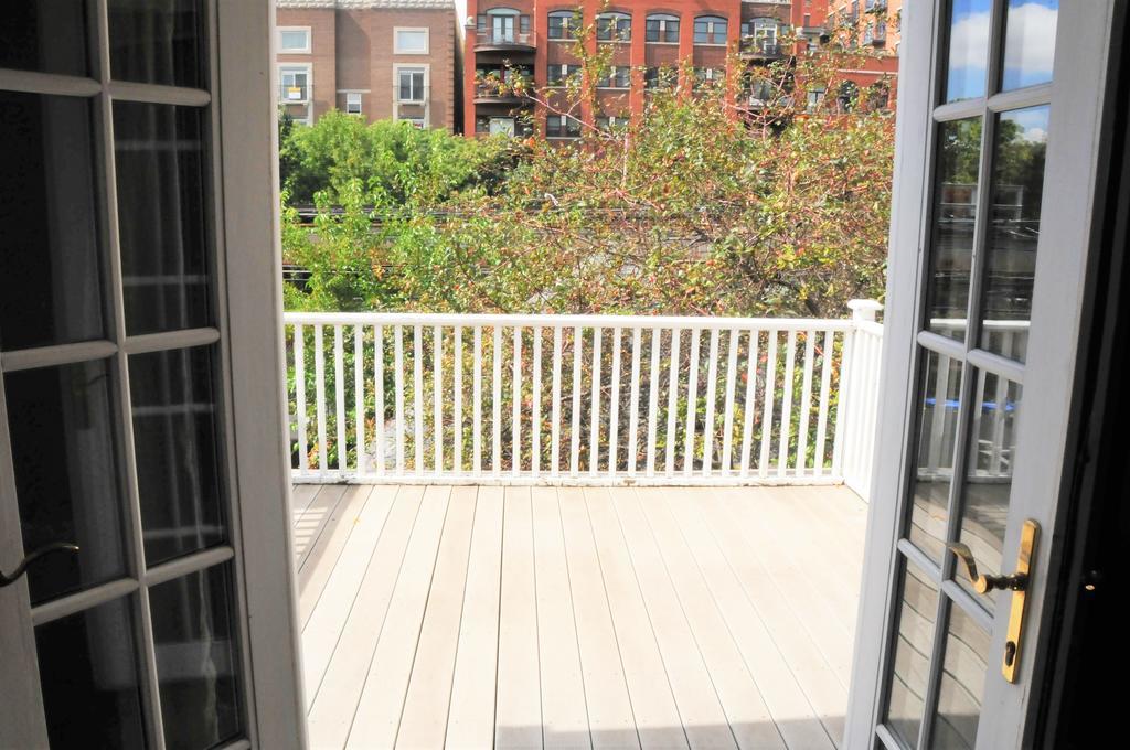 3 Bedroom Spacious Home In Ideal Location W Free Parking Back Yard Pets Welcome Chicago Esterno foto