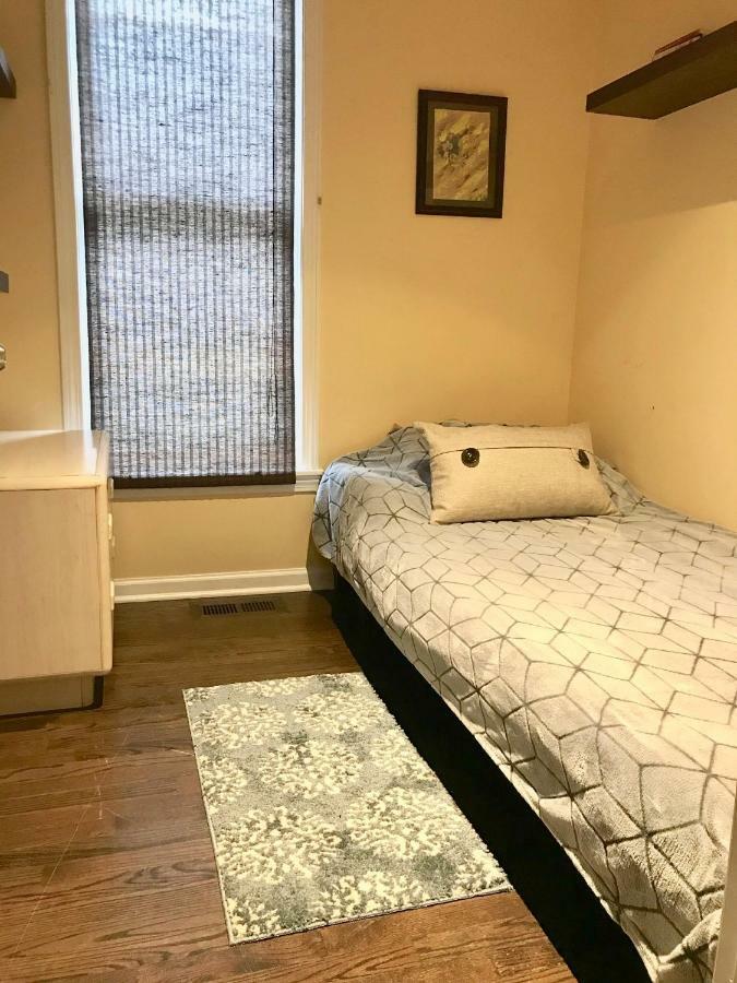 3 Bedroom Spacious Home In Ideal Location W Free Parking Back Yard Pets Welcome Chicago Esterno foto