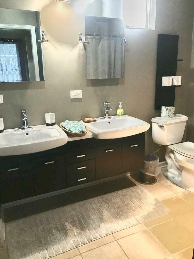3 Bedroom Spacious Home In Ideal Location W Free Parking Back Yard Pets Welcome Chicago Esterno foto